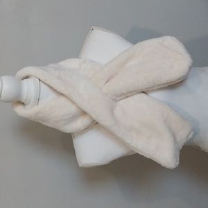 Cream faux fur muffler like new